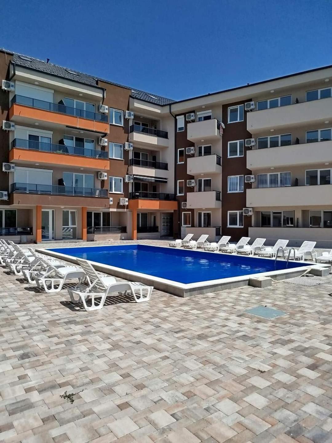 Apartment With Pool Veliko Gradište Exteriör bild