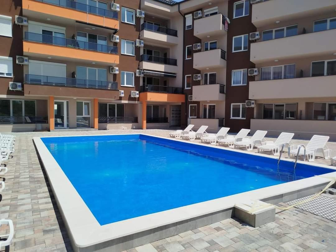 Apartment With Pool Veliko Gradište Exteriör bild